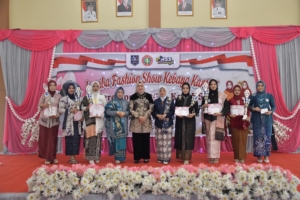 Hj Tata dan Misnawati Jadi Juri Lomba Peragaan Busana Kebaya Perempuan PGRI