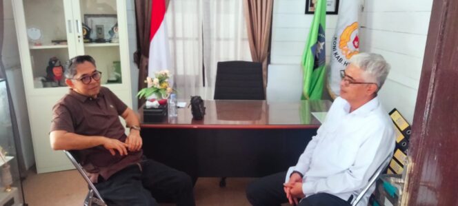 
 Ketum KONI Kabupaten HSS Syamsuri Arsyad (kiri) menyambut silaturahmi Wabup HSU Hero Setiawan (kanan) selaku Ketum KONI HSU. (Foto: KONI HSS)