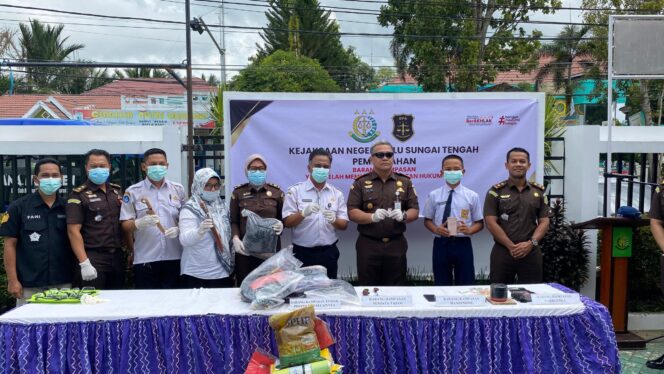 
 Kejari HST Musnahkan Barbuk Narkotika hingga Beras Bulog
