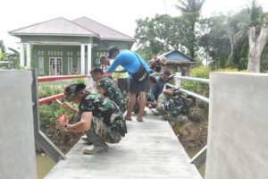 Manunggal Rakyat-TNI, Gotong Royong Pengecatan Jembatan Garuda di Paya Besar