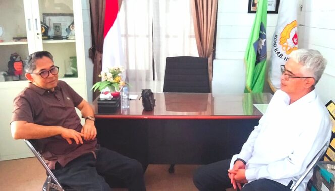 
 Ketum KONI Kabupaten HSS Syamsuri Arsyad (kiri) menerima kunjungan Wabup HSU Hero Setiawan (kanan) selaku Ketum KONI HSU. (Foto : KONI HSS)