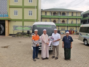 PT AGM Serahkan Bantuan Mobil Bus Mini untuk Yayasan Pimpinan Guru Syairazi