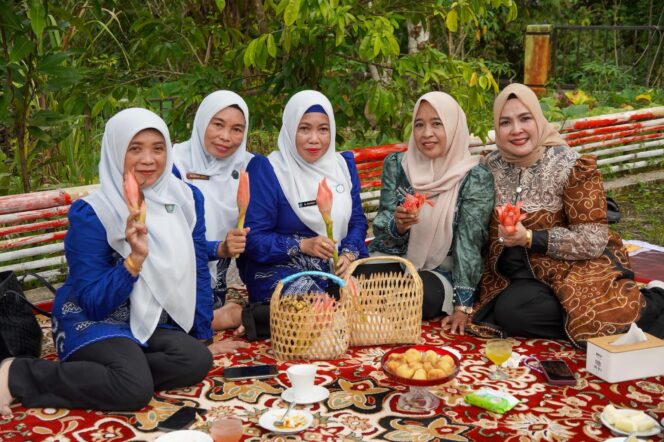 
 Kecombrang Melimpah di Loksado, Hj Tata Dorong Jadi Produk Unggulan