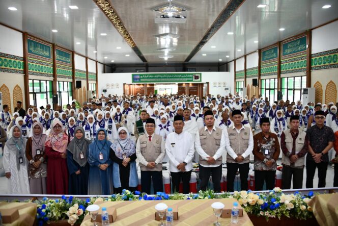
 Jamaah Calon Haji HSS Diterbangkan Menuju Tanah Suci