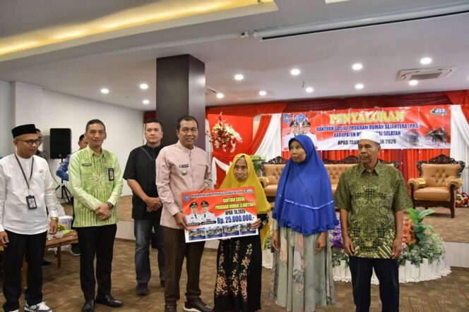 
 Bupati HSS Serahkan Bantuan Program Rumah Sejahtera untuk Ratusan Keluarga