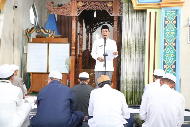 
 Bupati HSS Ikuti Salat Idul Adha Bersama Warga Sungai Raya