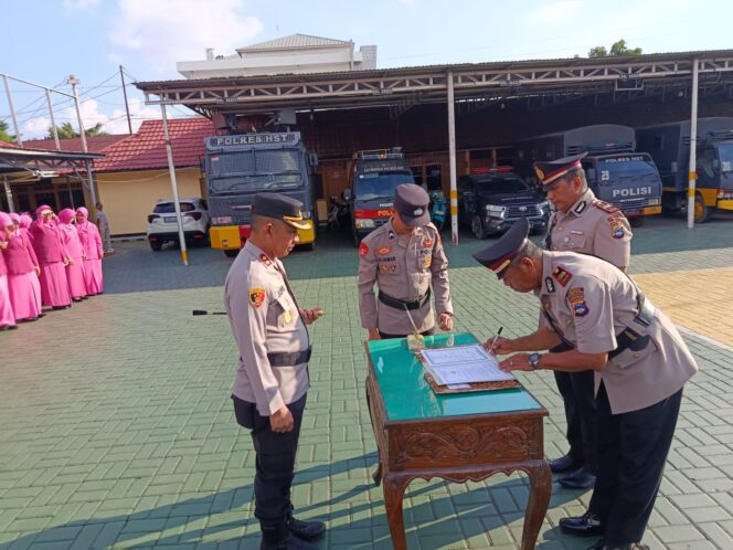 
 Polres HST Serah Terima Pejabat Kasatlantas dan Kasat Intelkam