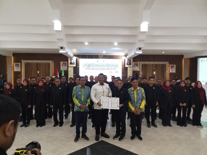 
 Penandatanganan berita acara pelantikan dan pengukuhan pengurus KONI Kabupaten HSS masa bakti 2026-2030. (npm)
