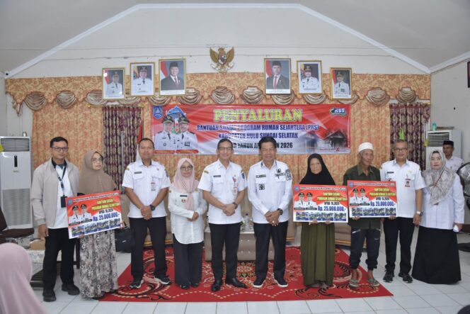 
 Wabup HSS Salurkan Bantuan PRS untuk 38 Keluarga di Daha