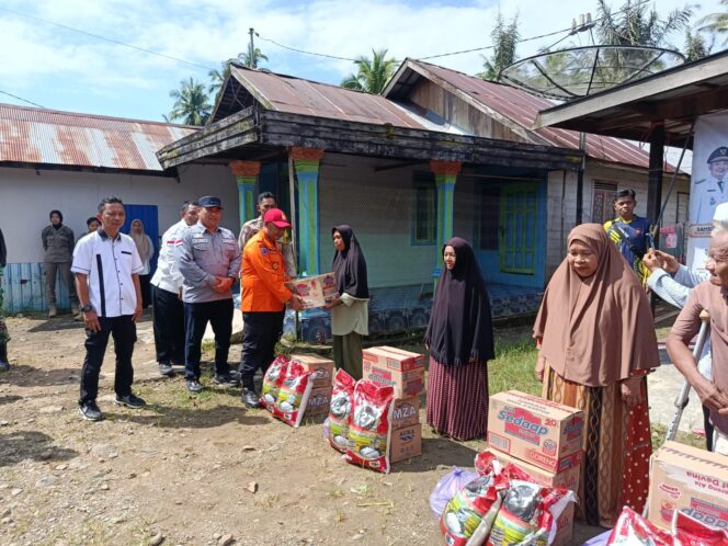 
 11 Keluarga Terdampak Puting Beliung, Bupati Samsul Rizal Turun Langsung Beri Bantuan