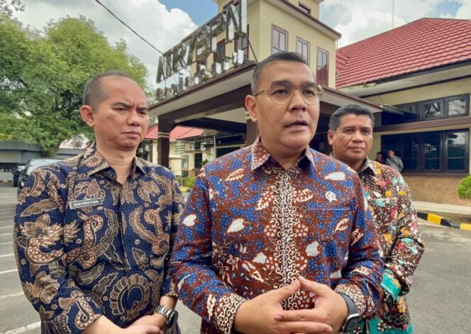 
 Wamen ATR / BPN , Ossy Dermawan ( tengah ) kunjungi kantor pertanahan Kota Banjarbaru, Sabtu (30/5/2026). (mdr)