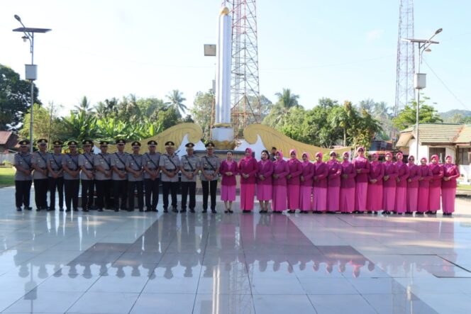 
 Rangkaian Hari Bhayangkara, Polres HST Gelar Ziarah di TMP Kesuma Bangsa