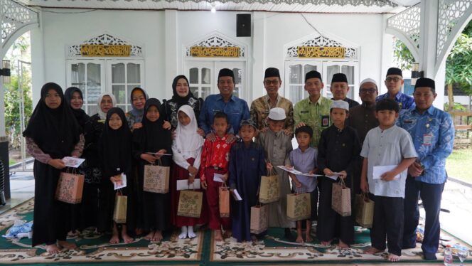 
 Hari Asyura, Bupati HSS Bagikan Santunan Anak Yatim
