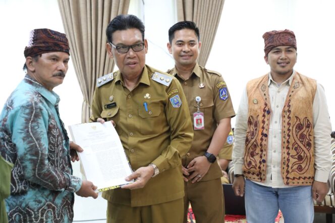 
 Empat Komunitas Masyarakat Adat di Loksado HSS Terima SK Pengakuan
