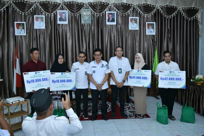 
 Sosialisasi Perjaka HSS Semangat, Wabup Serahkan Santunan Ketenagakerjaan