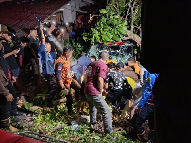 
 Tiga Orang Tewas Usai Pikap Hantam Warung Kopi di Barabai