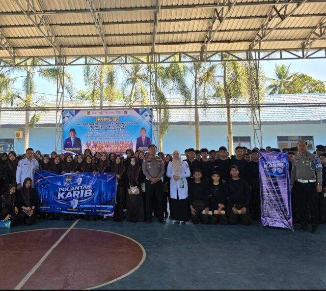 
 Satlantas Polres HSS menggelar kegiatan Police Goes to School, dalam upaya memberikan edukasi tertib berlalu lintas bagi pelajar SMAN 2 Kandangan.