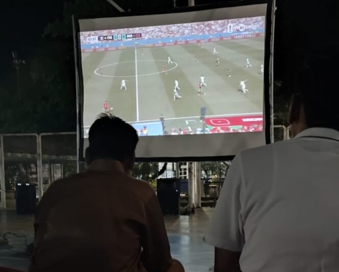 
 Wabup HSS Suriani mengikuti Nobar pertandingan sepak bola Piala Dunia 2026 di Lapangan Basket, Kawasan Lapangan Lambung Mangkurat, Kandangan.